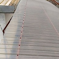 Бронзовый волновой шифер на навесе