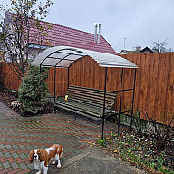 Прозрачный шифер над скамейкой