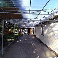 Навес перед домом из прозрачного шифера